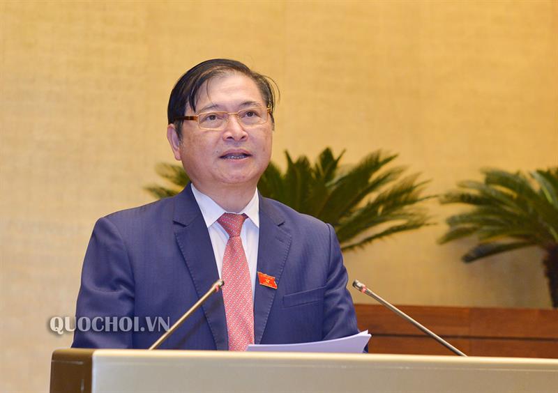 Chủ nhiệm Uỷ ban Khoa học, Công nghệ và Môi trường Phan Xuân Dũng báo cáo trước Quốc hội