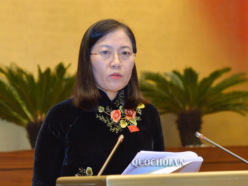 Chủ nhiệm Ủy ban Tư pháp Lê Thị Nga trình bày Báo cáo thẩm tra Báo cáo của Chính phủ về công tác phòng, chống tham nhũng (PCTN) năm 2018