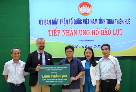 Ông Nguyễn Nam Tiến – Chủ tịch Ủy ban MTTQ Việt Nam tỉnh tiếp nhận 1000 phần quà do Công ty TNHH Bia Carlsberg Việt Nam - Nhãn hàng bia Huda hỗ trợ