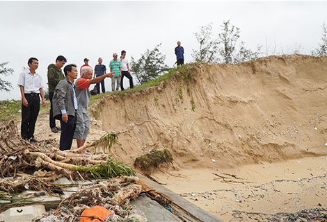 Phó Chủ tịch UBND tỉnh Nguyễn Văn Phương tại buổi đi kiểm tra tình hình sạt lở ven biển ở xã Phú Thuận