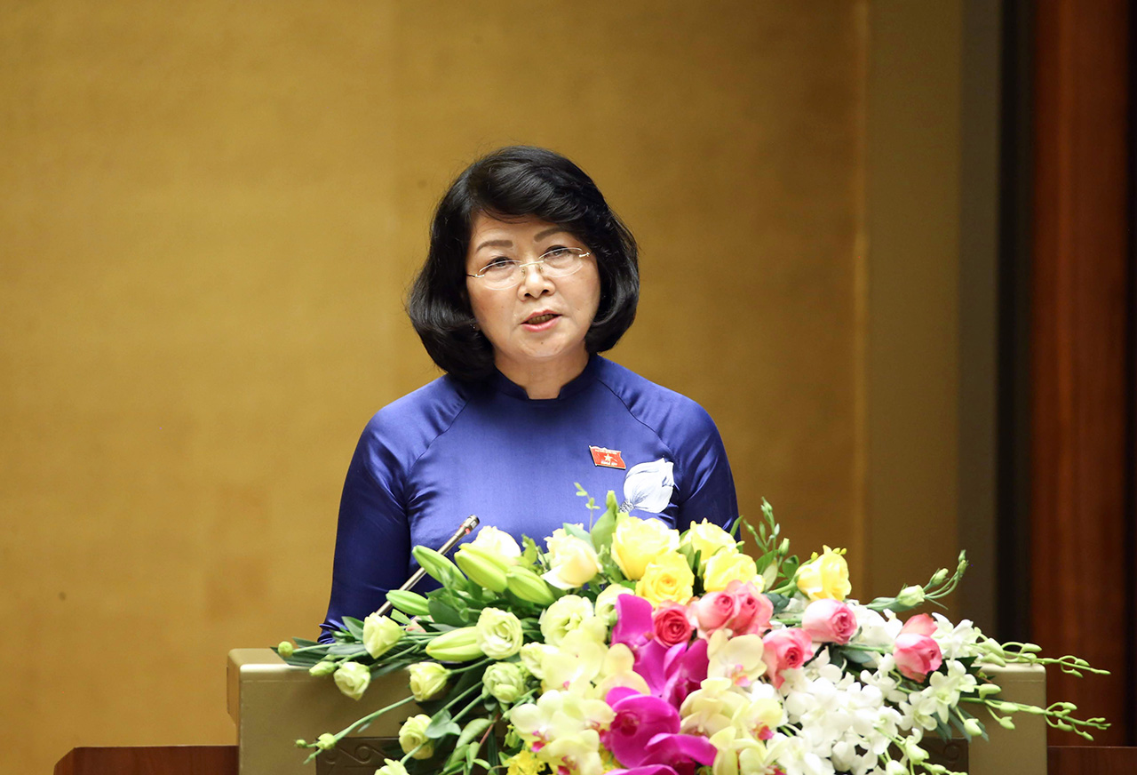 Phó Chủ tịch nước Đặng Thị Ngọc Thịnh trình bày Tờ trình của Chủ tịch nước về việc đề nghị Quốc hội phê chuẩn Hiệp định Bảo hộ đầu tư giữa một bên là CHXHCN Việt Nam và một bên là Liên minh Châu Âu và các nước thành viên Liên minh Châu Âu (EVIPA)