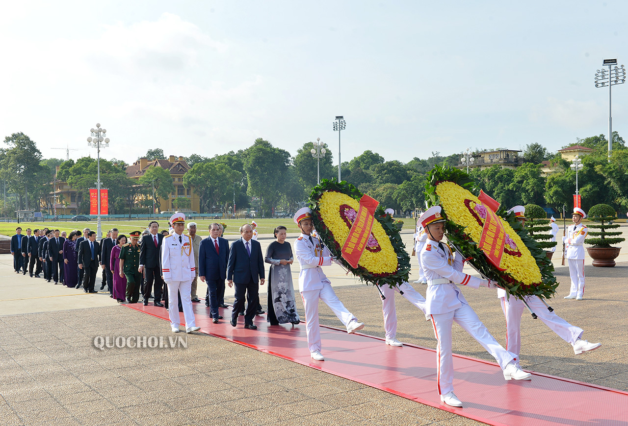 Đoàn đại biểu lãnh đạo Đảng, Nhà nước, Mặt trận Tổ quốc Việt Nam đến đặt vòng hoa và vào Lăng viếng Chủ tịch Hồ Chí Minh.