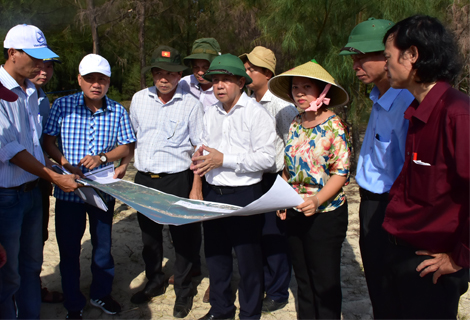Chủ tịch UBND tỉnh Phan Ngọc Thọ kiểm tra thực địa khu vực ven biển Thuận An