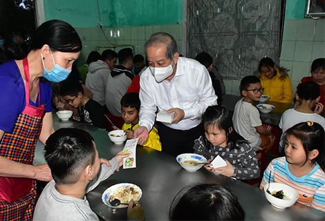 Chủ tịch UBND tỉnh Phan Ngọc Thọ thăm các em khiếm thị ở Trung tâm Giáo dục – Hướng nghiệp Trẻ em mù