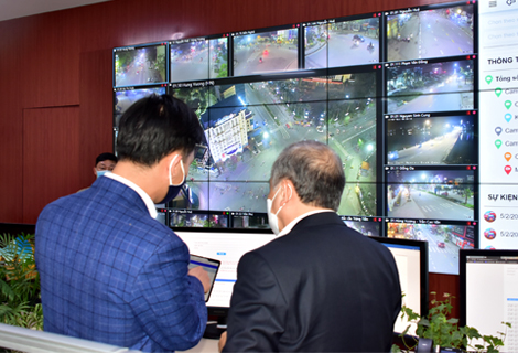 Chủ tịch UBND tỉnh Phan Ngọc Thọ kiểm tra việc ứng dụng CNTT vào công tác phòng chống dịch COVID-19 tại Trung tâm điều hành ĐTTM