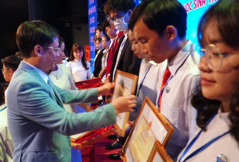 UVTV Tỉnh ủy, Phó Chủ tịch UBND tỉnh Nguyễn Thanh Bình trao giải Nhất cho các học sinh