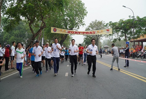 Phó Chủ tịch UBND tỉnh Nguyễn Thanh Bình cùng với lãnh đạo các đơn vị tham gia chạy hưởng ứng