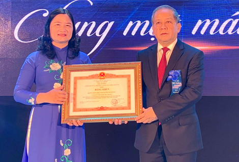 Chủ tịch UBND tỉnh Phan Ngọc Thọ trao Bằng khen của Thủ tướng Chính phủ cho Trường THCS Nguyễn Tri Phương