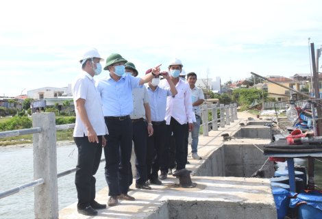 Phó Chủ tịch UBND tỉnh Hoàng Hải Minh (thứ 2 bên trái) kiểm tra tại Dự án nâng cấp khu neo đậu tránh trú bão Phú Hải (huyện Phú Vang)