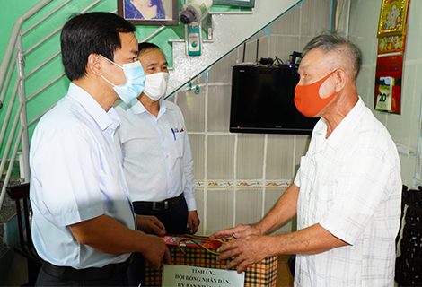 Chủ tịch UBND tỉnh Nguyễn Văn Phương thăm, tặng quà cho gia đình chính sách tiêu biểu
