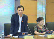 UVTW Đảng, Bí thư Tỉnh ủy, Chủ tịch HĐND tỉnh, Trưởng Đoàn ĐBQH tỉnh Lê Trường Lưu nêu ý kiến tại buổi thảo luận tổ.