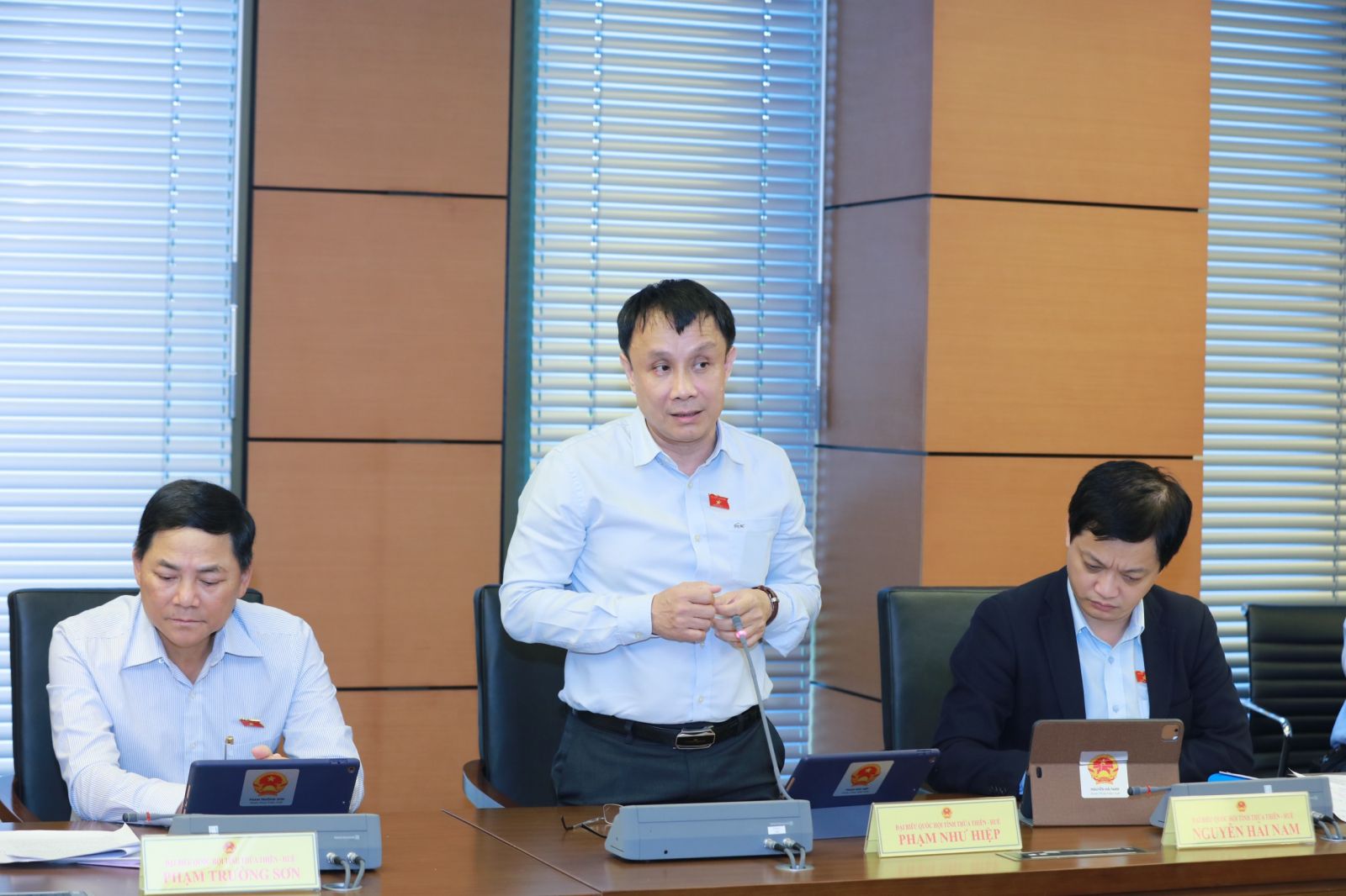  ĐBQH, Giám đốc Bệnh viện TƯ Huế Phạm Như Hiệp đóng góp ý kiến tại buổi thảo luận.
