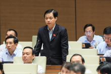Ủy viên Thường trực Ủy ban Kinh tế của Quốc hội Nguyễn Hải Nam – ĐBQH thuộc Đoàn ĐBQH tỉnh nêu ý kiến tại phiên thảo luận. 