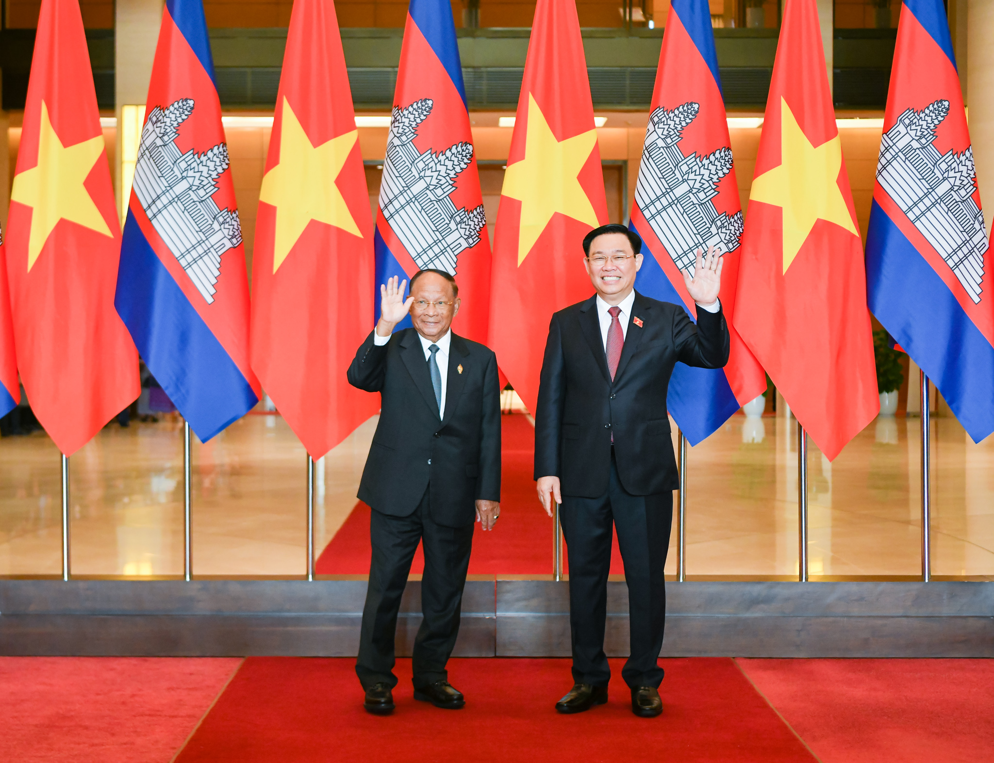 Chủ tịch Quốc hội Vương Đình Huệ và Chủ tịch Quốc hội Vương quốc Campuchia Samdech Heng Samrin