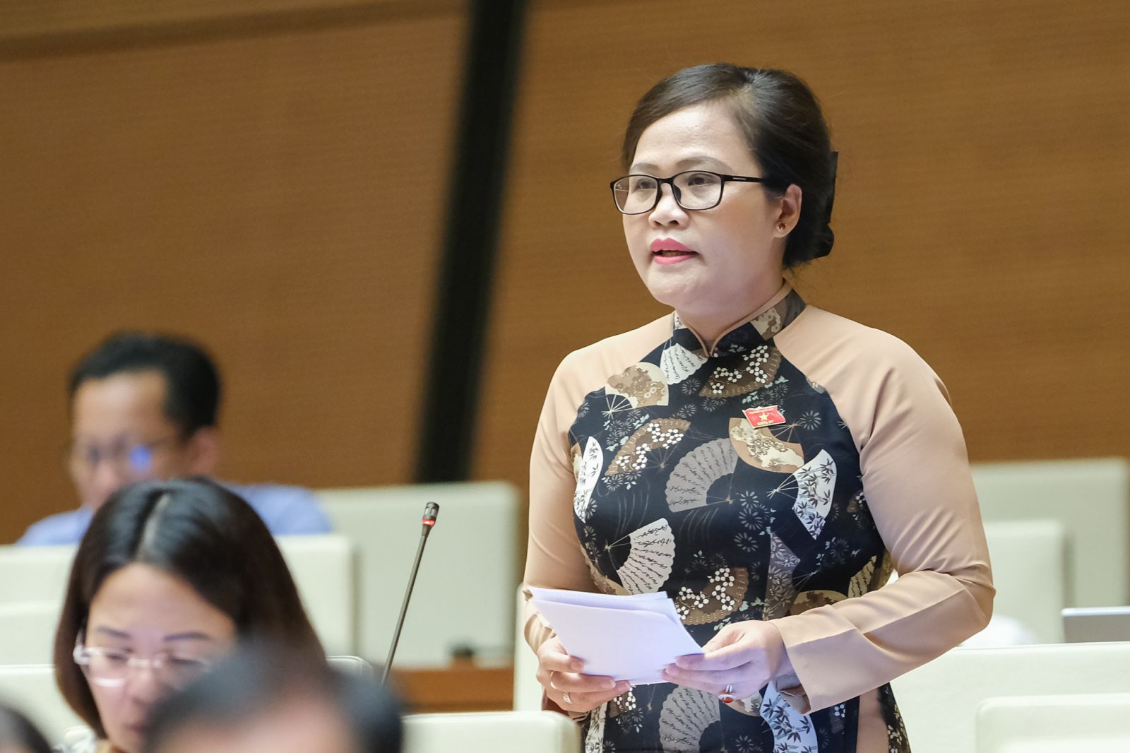 Phó Trưởng đoàn ĐBQH tỉnh Nguyễn Thị Sửu góp ý về Dự án Luật Thực hiện dân chủ ở cơ sở.