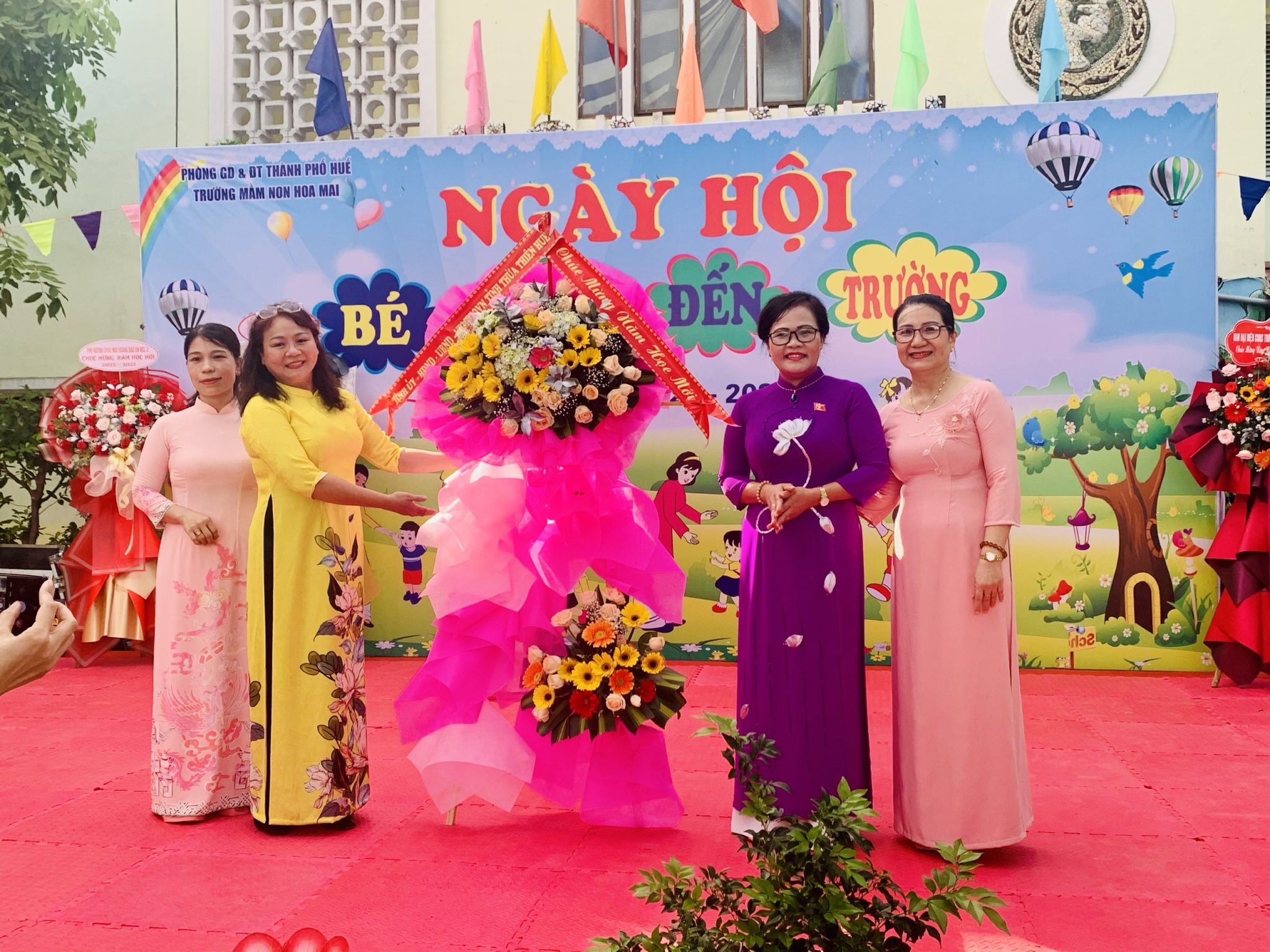 Đồng chí Nguyễn Thị Sửu - Tỉnh ủy viên, Phó Trưởng Đoàn ĐBQH tỉnh tặng hoa chúc mừng tại Lễ khai giảng năm học mới 2022-2023