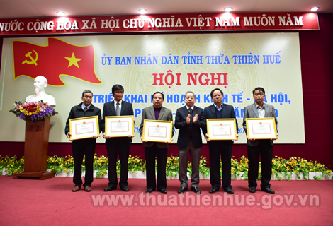 Chủ tịch UBND tỉnh Phan Ngọc Thọ đã tặng Bằng khen cho 5 tập thể đã có thành tích xuất sắc trong công tác cải cách hành chính năm 2018