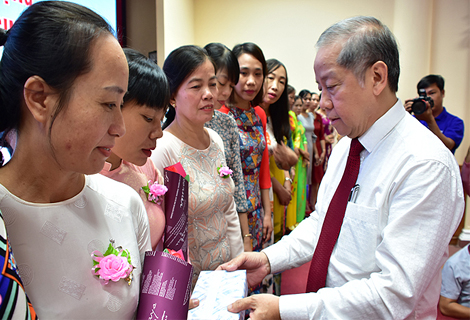 Ảnh minh họa: Chủ tịch UBND tỉnh Thừa Thiên Huế tặng quà cho các nữ lao động làm việc trong lĩnh vực vệ sinh môi trường