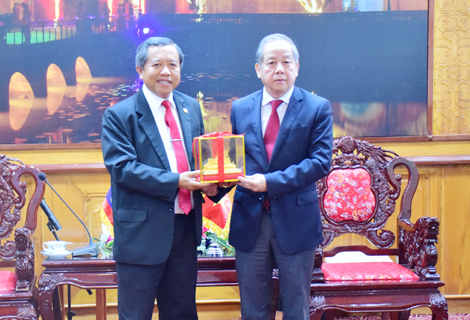 Bộ trưởng Bộ Khoa học và Công nghệ Lào Boviengkham Vongdara tặng quà lưu niệm cho Chủ tịch UBND tỉnh Phan Ngọc Thọ