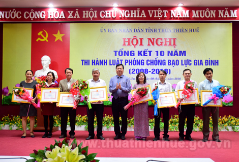 Phó Chủ tịch UBND tỉnh Nguyễn Dung tặng bằng khen của Chủ tịch UBND tỉnh cho 8 tập thể