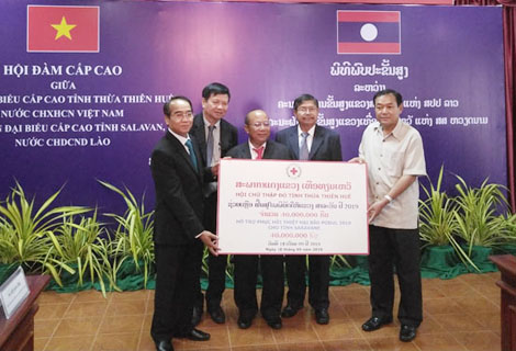 Tỉnh Thừa Thiên Huế đã trao ủng hộ 200 triệu đồng cho tỉnh Salavan