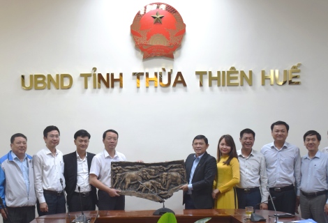 Phó Chủ tịch UBND tỉnh Đắk Lắk Nguyễn Tuấn Hà tặng quà lưu niệm cho tỉnh Thừa Thiên Huế tại buổi làm việc