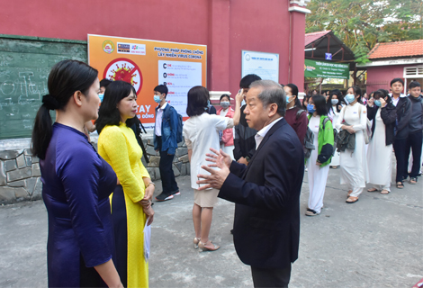 Chủ tịch UBND tỉnh Phan Ngọc Thọ kiểm tra khu vực đo thân nhiệt tại trường THPH chuyên Quốc Học Huế