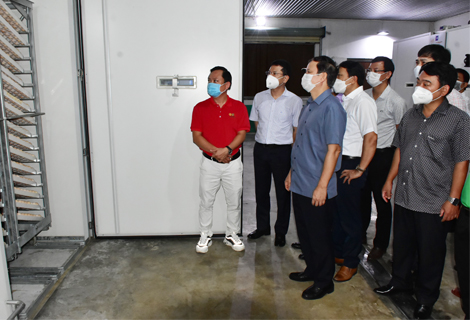Bí thư Tỉnh uỷ Lê Trường Lưu tham quan nhà máy ấp trứng 3F ở xã Quảng Phú