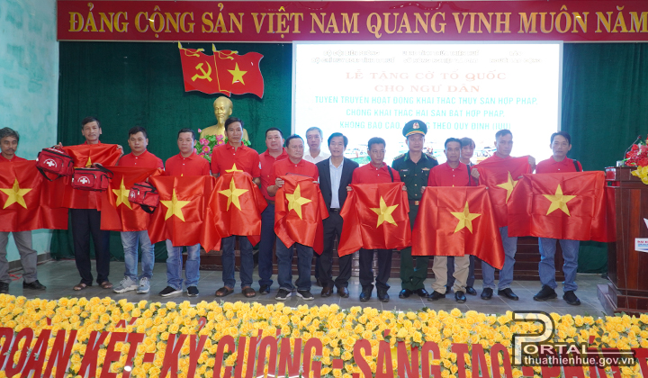 Trao tặng lá cờ Tổ quốc cho ngư dân tỉnh Thừa Thiên Huế
