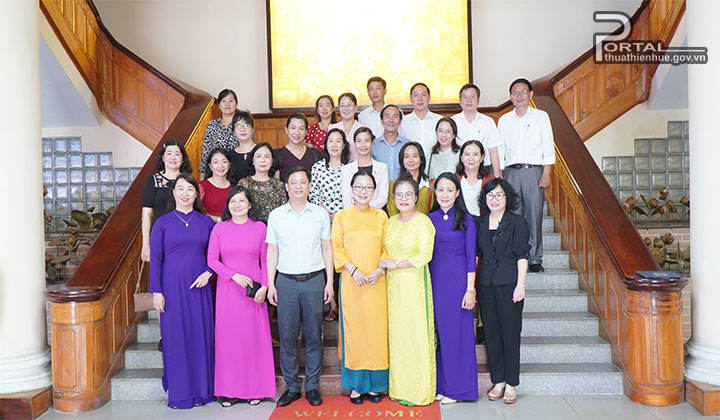 Đoàn công tác và lãnh đạo tỉnh Thừa Thiên Huế chụp ảnh lưu niệm