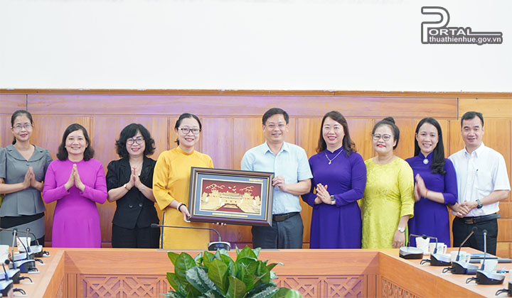 Lãnh đạo tỉnh Thừa Thiên Huế tặng quà lưu niệm cho lãnh đạo tỉnh Vĩnh Long