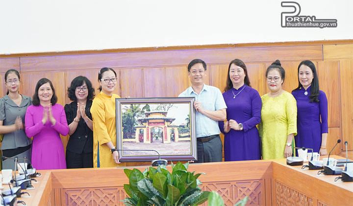 Lãnh đạo tỉnh Vĩnh Long tặng quà lưu niệm cho lãnh đạo tỉnh Thừa Thiên Huế
