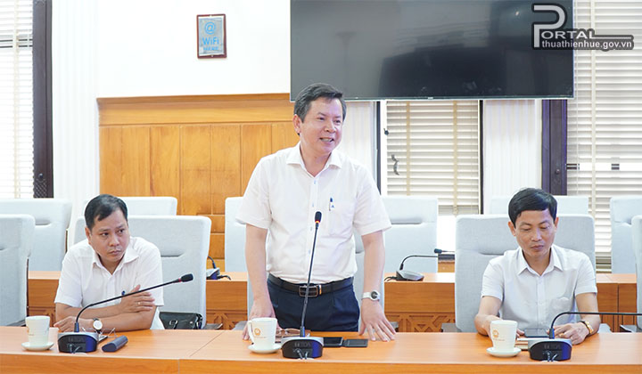 Lãnh đạo Sở giáo dục và đào tạo tỉnh Thừa Thiên Huế trao đổi tại buổi làm việc