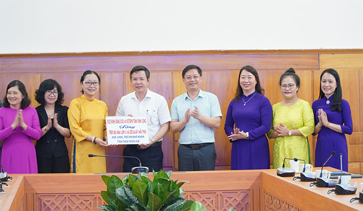 Đoàn Công tác tỉnh Vĩnh Long trao tặng 100 bộ sách và 20 suất quà hỗ trợ học sinh, trẻ em khó khăn tỉnh Thừa Thiên Huế