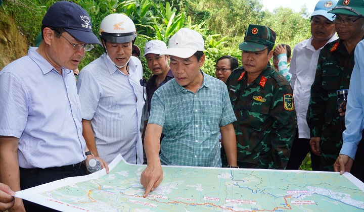 Các đồng chí lãnh đạo tỉnh đi kiểm tra, khảo sát thực địa tuyến đường 74