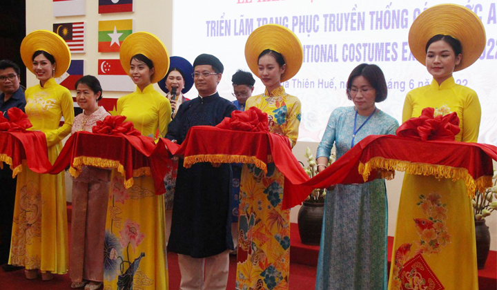Phó Chủ tịch UBND tỉnh Nguyễn Thanh Bình cùng quan khách cắt băng khai mạc triển lãm