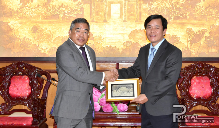 Chủ tịch UBND tỉnh Nguyễn Văn Phương tặng quà lưu niệm cho ông Meynardo L.B. Montealegre, Đại sứ đặc mệnh toàn quyền Philippines tại Việt Nam