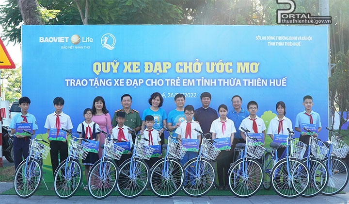 Trao tặng xe đạp cho học sinh nghèo có thành tích học tập tốt tại tỉnh Thừa Thiên Huế