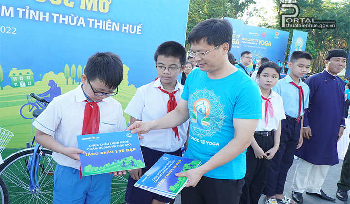 Phó Chủ tịch UBND tỉnh Nguyễn Thanh Bình trao xe đạp cho các em học sinh