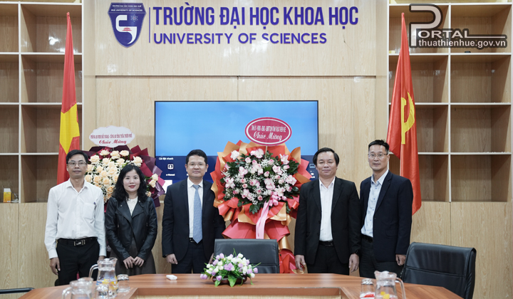 Phó Chủ tịch UBND tỉnh Hoàng Hải Minh tặng hoa chúc mừng Trường Đại học Khoa học