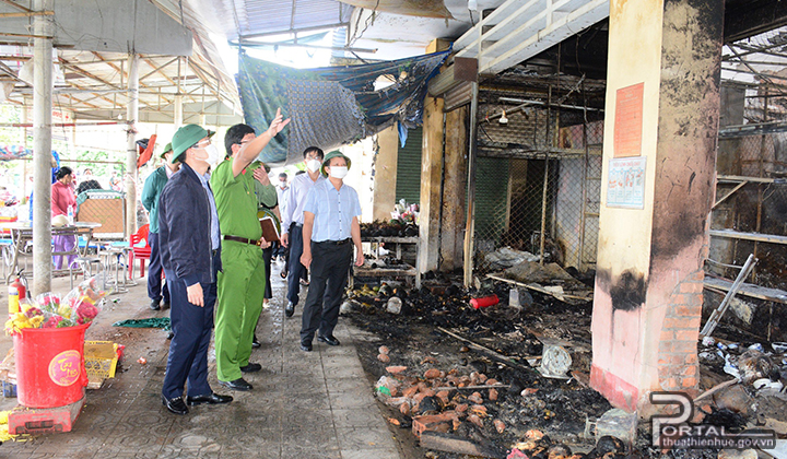 Bí thư Tỉnh ủy Lê Trường Lưu và lãnh đạo tỉnh kiểm tra thiệt hại chợ Khe Tre