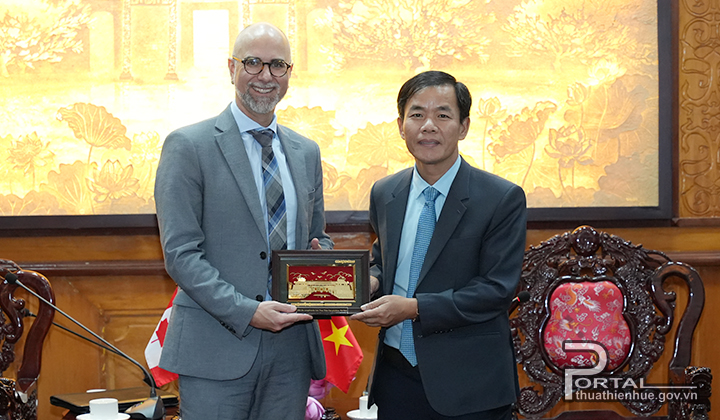 Chủ tịch UBND tỉnh Nguyễn Văn Phương trao quà lưu niệm cho ngài Đại sứ