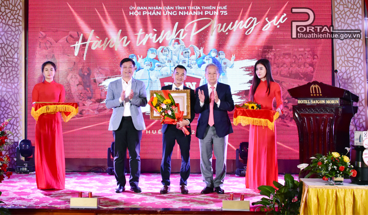 Ông Nguyễn Đình Anh Khoa (đứng giữa) - một trong 10 gương mặt được trao tặng danh hiệu "Công dân tiêu biểu tỉnh Thừa Thiên Huế năm 2020 - 2022