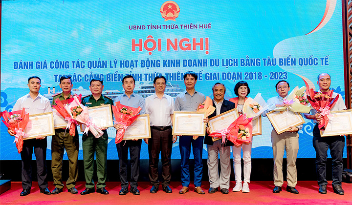 Khen thưởng các tập thể có thành tích xuất sắc trong thực hiện Quyết định số 23/2018/QĐ-UBND quy định quản lý về hoạt động kinh doanh du lịch bằng tàu biển quốc tế tại các cảng biển Thừa Thiên Huế