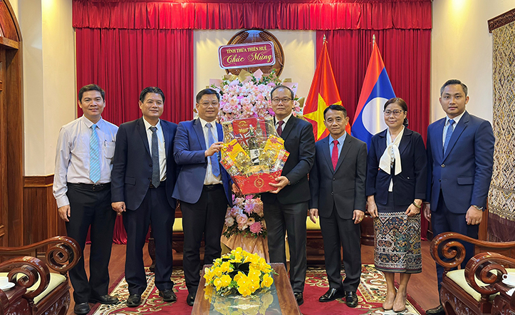 Phó Chủ tịch Thường trực UBND tỉnh Nguyễn Thanh Bình tặng quà chúc Tết cổ truyền Bunpimay Tổng Lãnh sự quán Lào tại thành phố Đà Nẵng