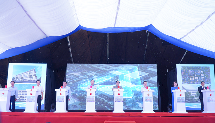 Thủ tướng Phạm Minh Chính và các đại biểu bấm nút khởi công Bệnh viện Quốc tế giai đoạn 2 thuộc Bệnh viện Trung ương Huế