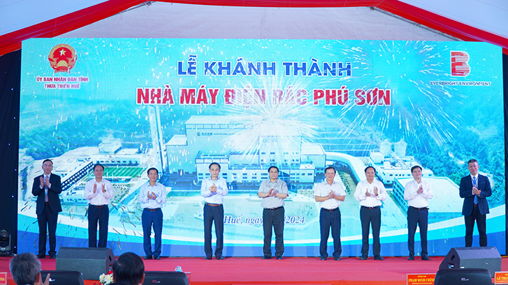 Thủ tướng Chính phủ Phạm Minh Chính và các đại biểu nhấn nút khánh thành dự án Nhà máy điện rác Phú Sơn