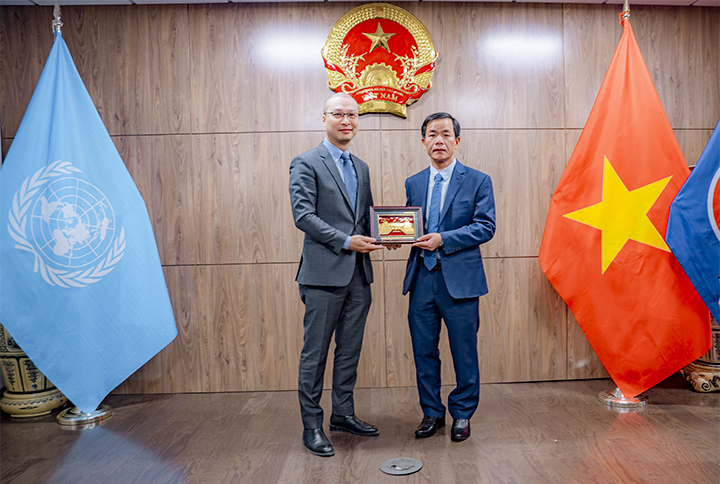 Chủ tịch UBND tỉnh Nguyễn Văn Phương (phải) tặng quà lưu niệm cho Phái đoàn Thường trực Việt Nam tại Liên Hợp quốc